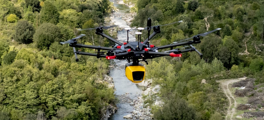 Drone HELIX équipé d'un LiDAR bathymétrique miniature en mission en Corse
